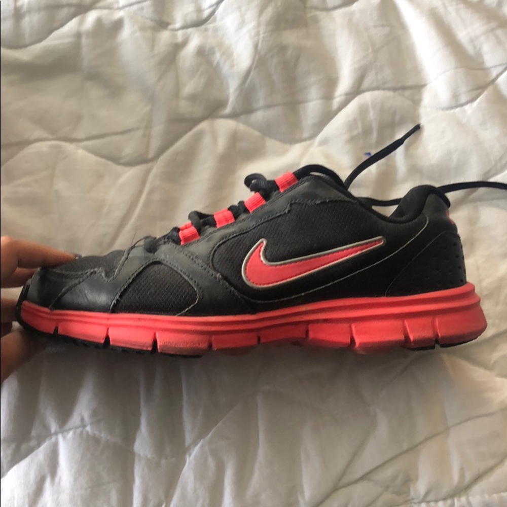 Nike pink + black tennis shoes